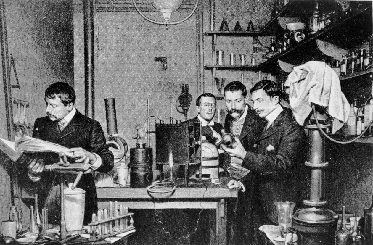 Directores de la Sociedad de Alquimia y Astrología de Francia en su laboratorio, 1903 de French Photographer