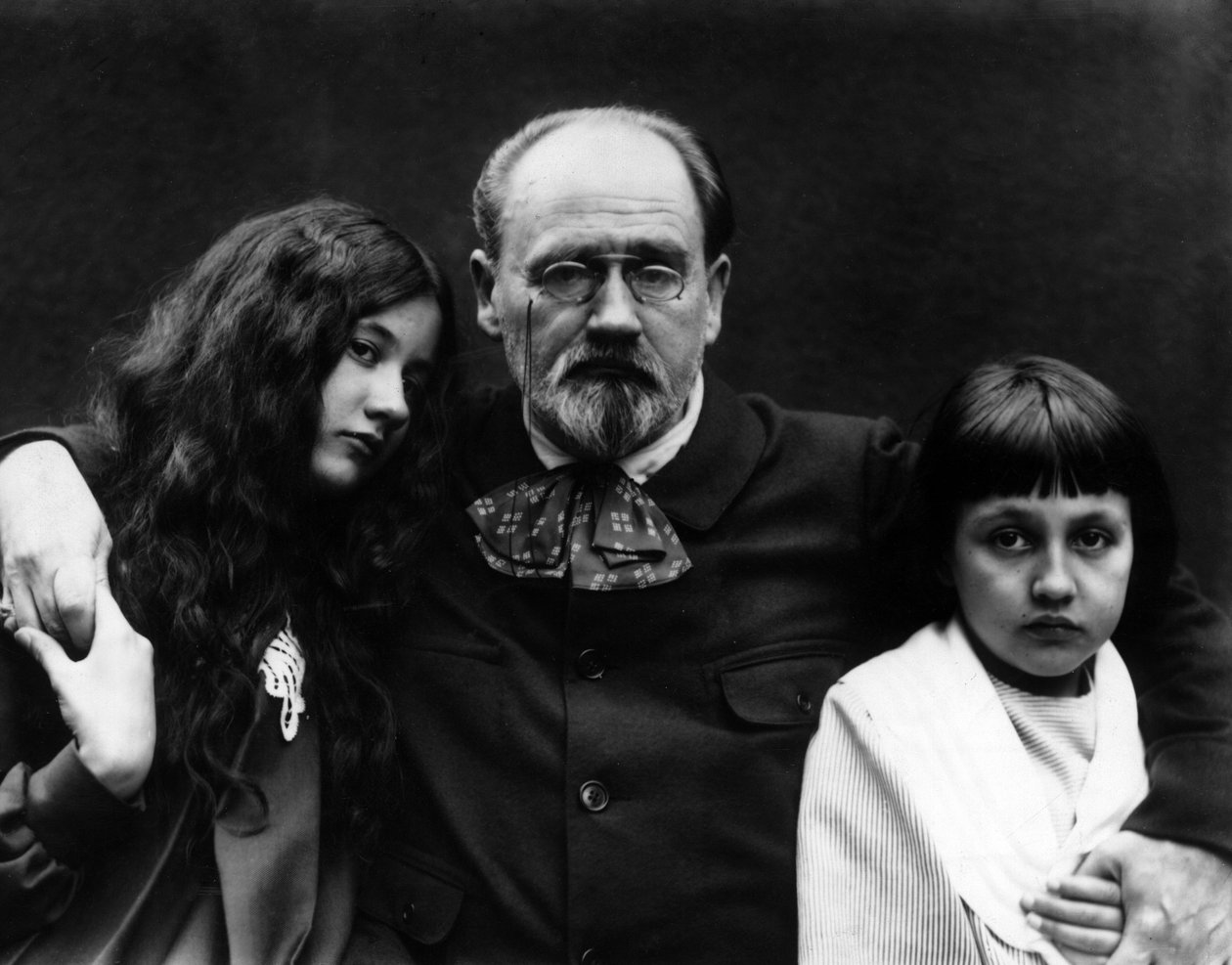 Emile Zola (1840-1902), escritor y periodista francés, en el jardín de Verneuil-sur-Seine (Yvelines) con sus hijos Denise y Jacques. de French Photographer