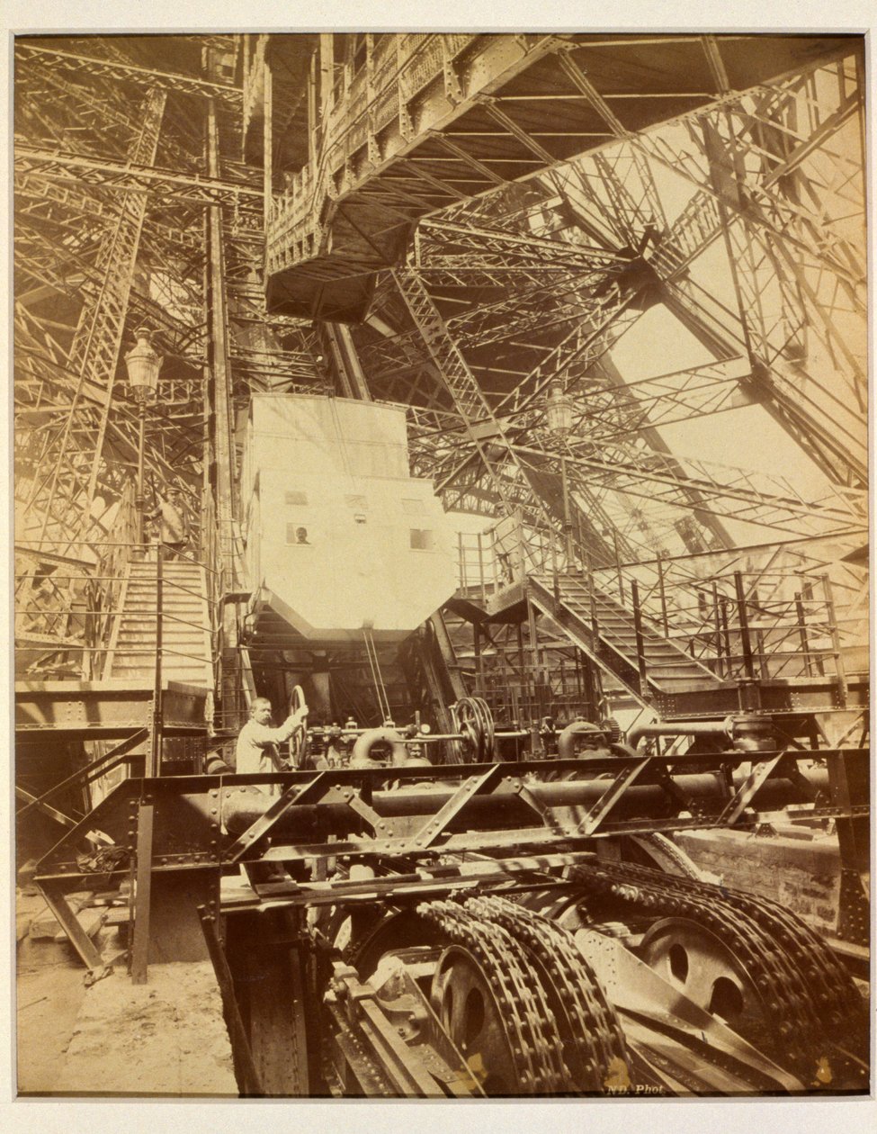 Equipo para operar el sistema de elevación en la Torre Eiffel, c.1888 de French Photographer