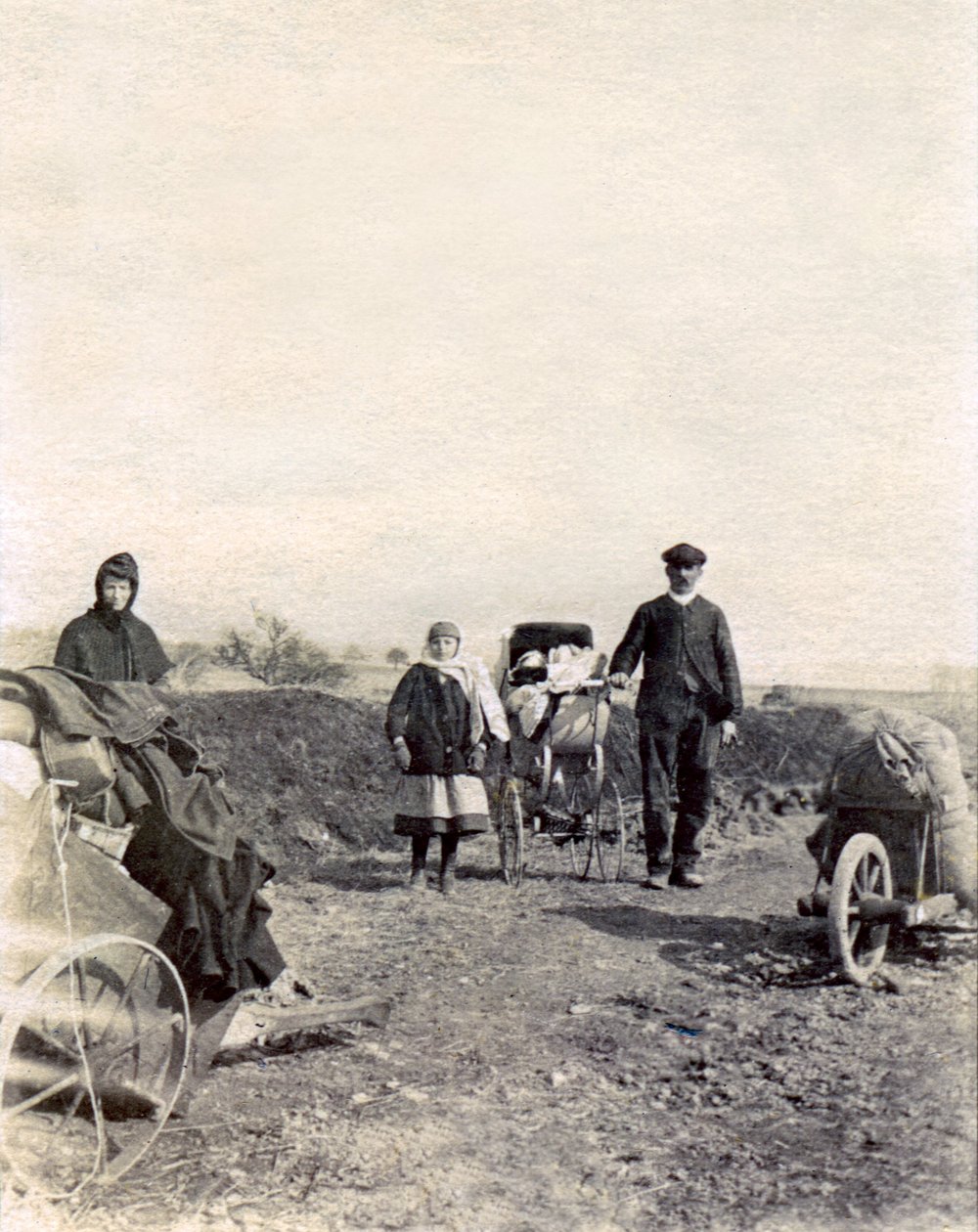 Éxodo de una familia campesina que huye de los combates, cerca de Boulogne-la-Grasse de French Photographer