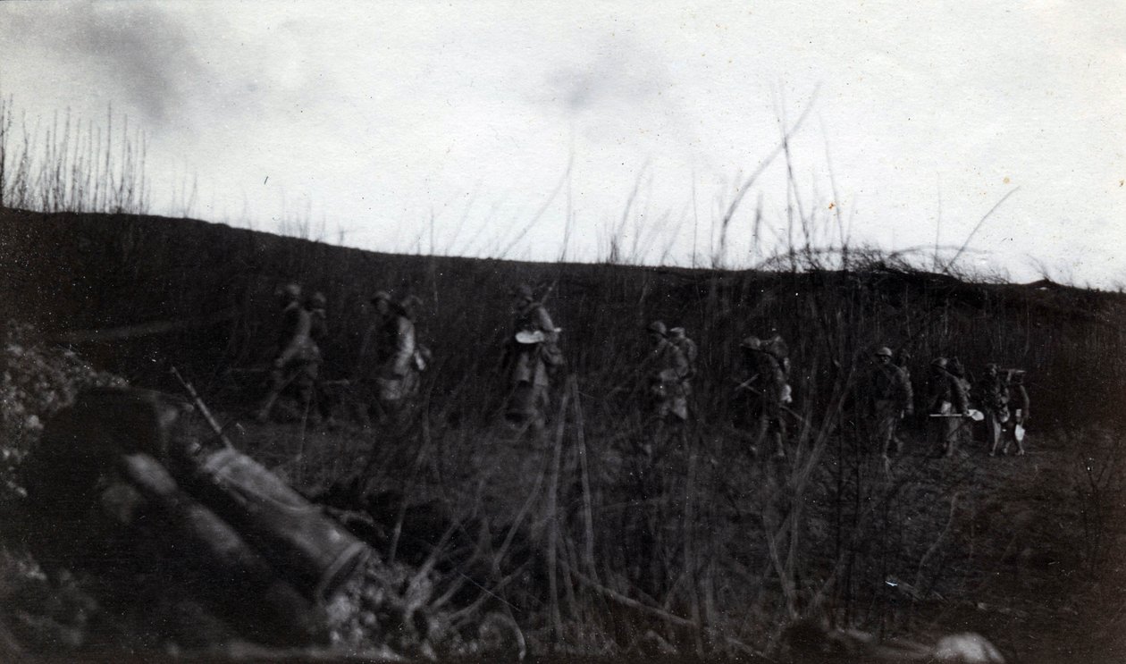 Primera Guerra Mundial (1914-1918): un grupo de soldados marchando en Rocour (Saint Quentin) (Aisne) de French Photographer