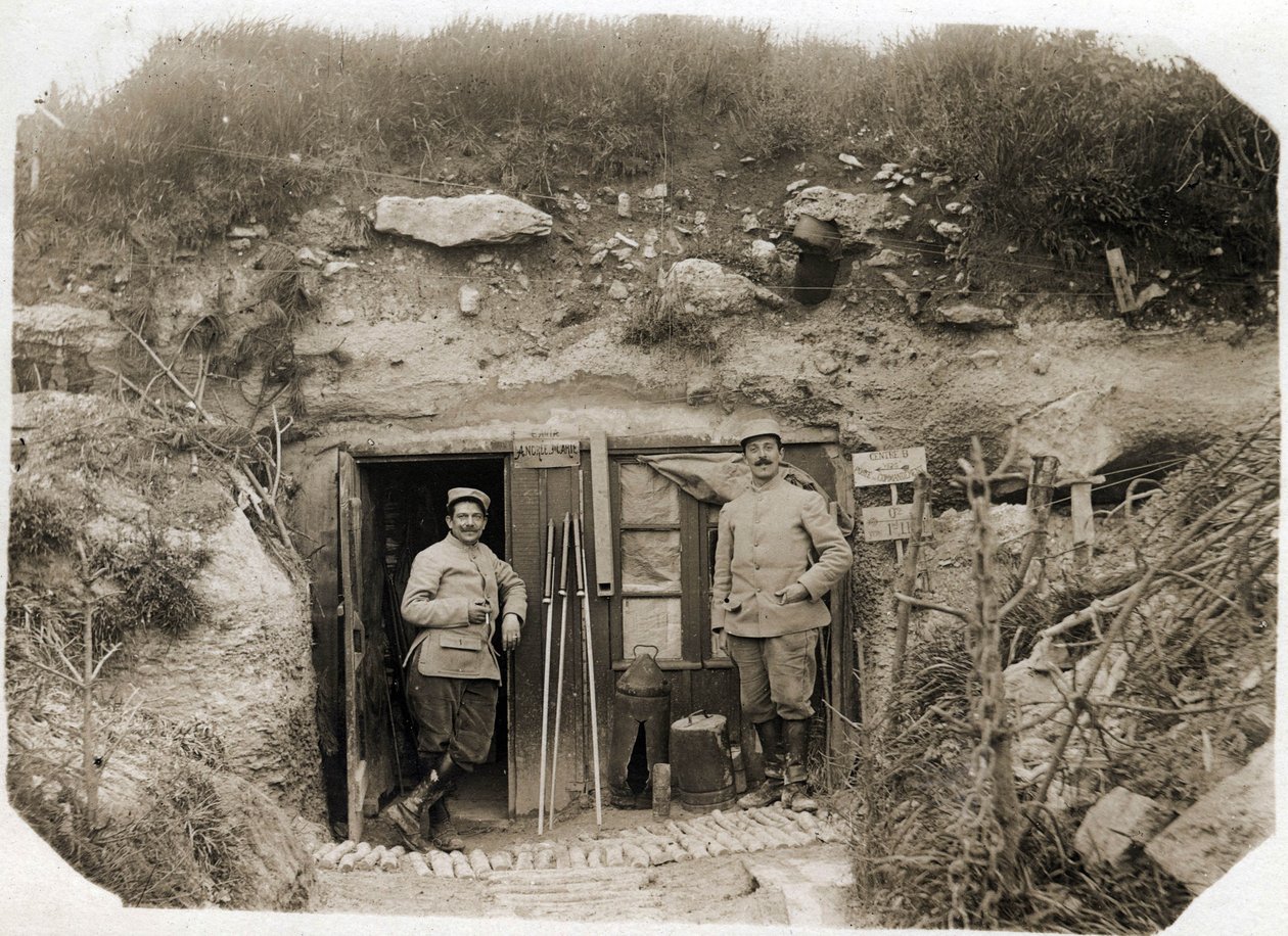 Primera Guerra Mundial (1914-1918): el puesto de mando del Teniente De Benedetti, el secretario a la izquierda, el oficial de batallón a la derecha. Entre ellos, señales de bengalas, periscopio, torpedos. 05/1916 de French Photographer