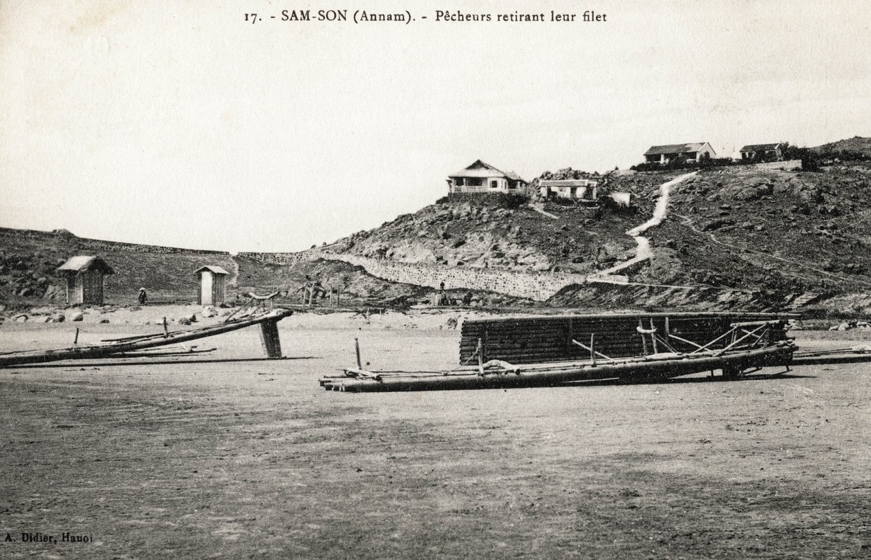Pescadores retirando su red cerca de las playas de Sam Son (Sam-Son), Annam. Postal de Vietnam, Indochina. Fotografía alrededor de 1912-1914 de French Photographer