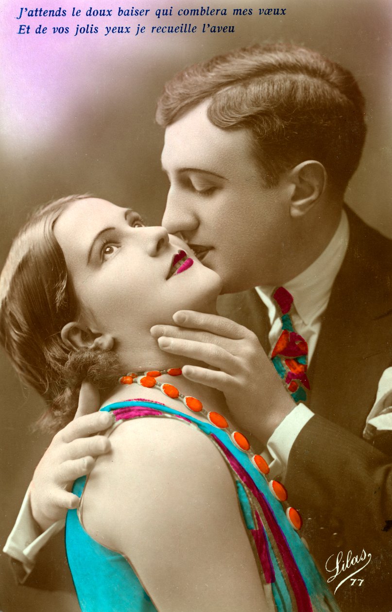 Pareja francesa besándose, c.1920 (impresión en plata coloreada a mano) de French Photographer