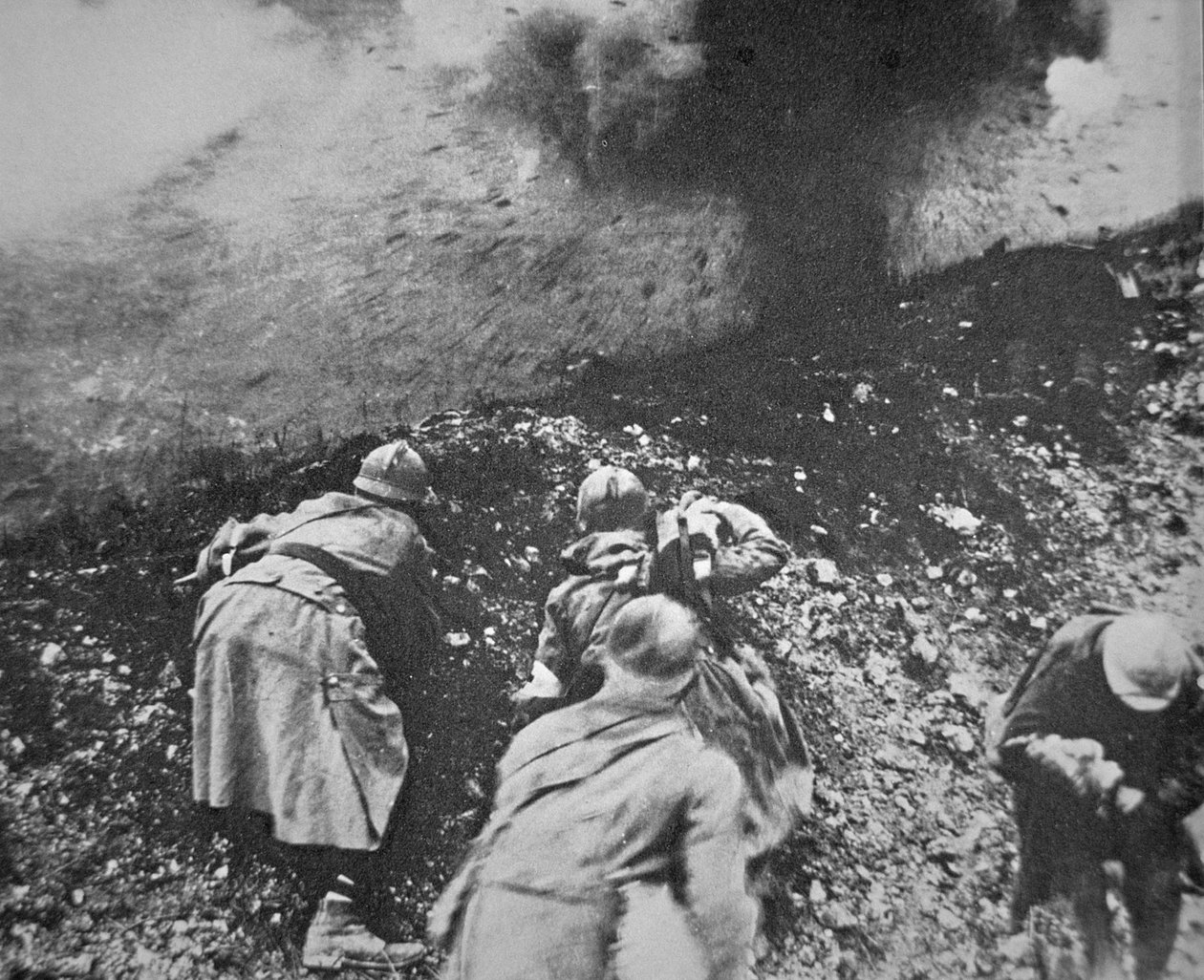 Infantería francesa bajo fuego de la artillería alemana durante la Batalla de Verdún de French Photographer