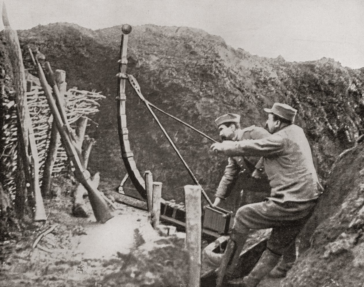Soldados franceses usando una catapulta para lanzar bombas durante la Primera Guerra Mundial, de The Illustrated War News, 1915 de French Photographer
