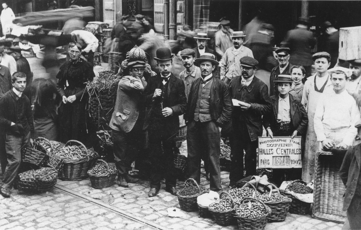 Jardineros del mercado de Les Halles, París, 1907 de French Photographer