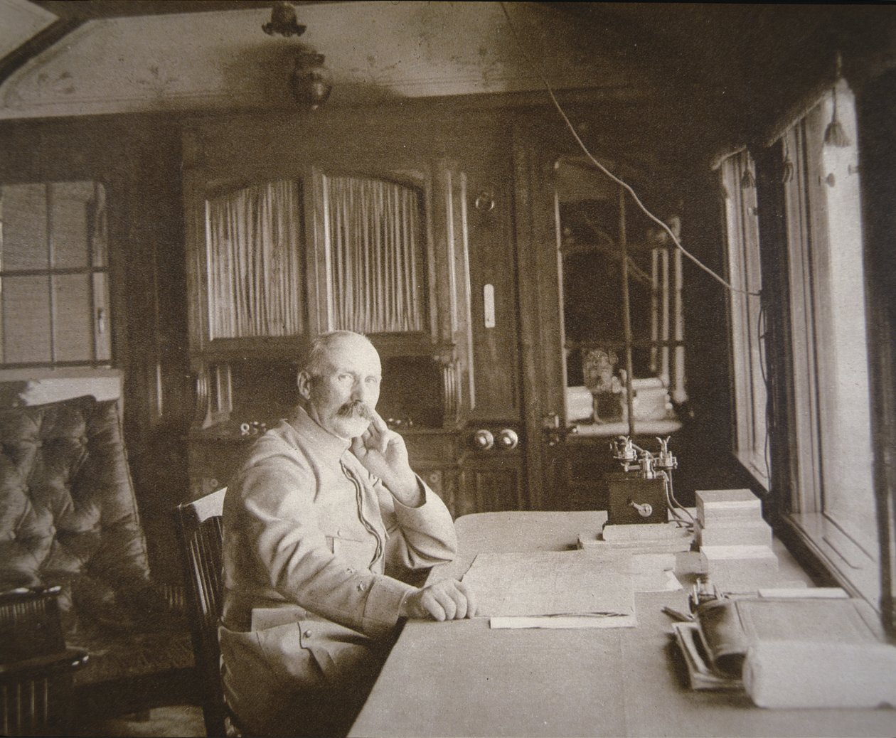 General Pétain en su vagón-salón cuartel general durante la Batalla de Verdún, febrero-diciembre de 1916 de French Photographer