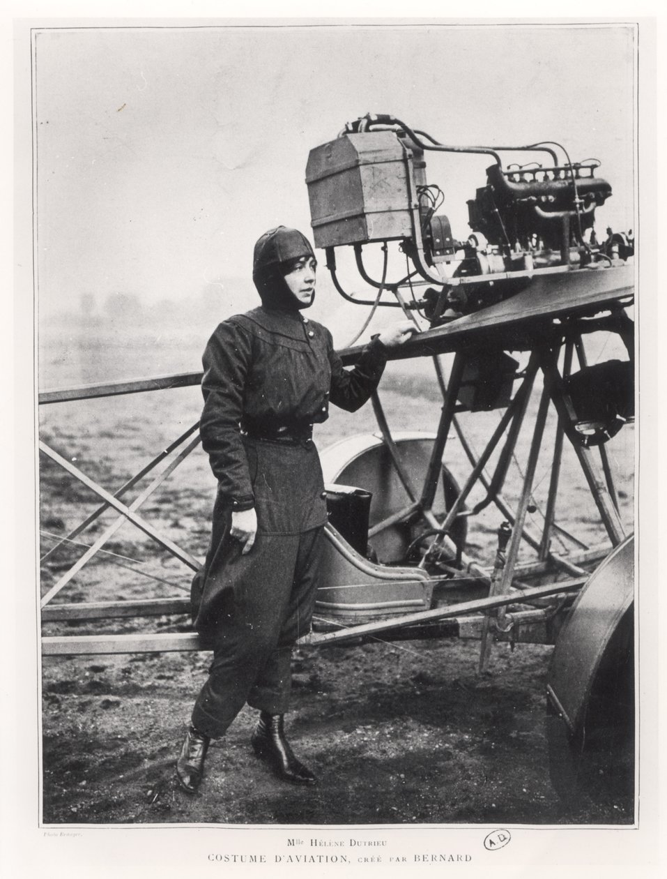 Helene Dutrieu (1877-1961) junto a un avión, antes de 1914 de French Photographer
