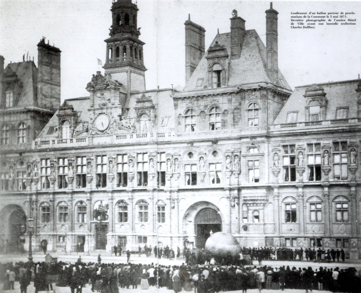 Inflando un globo con las declaraciones de la Comuna adjuntas fuera del Hotel de Ville, París, 3 de mayo de 1871 de French Photographer