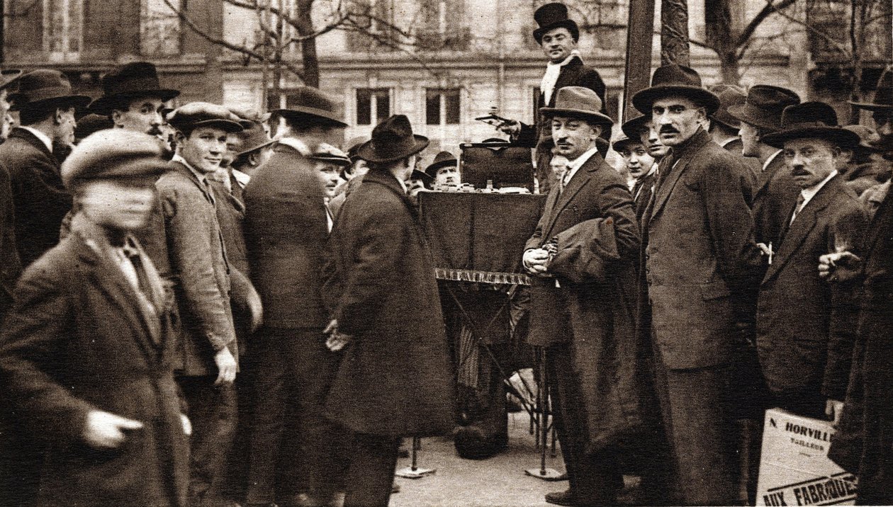 Les petits métiers de Paris: le camelot du boulevard. de French Photographer