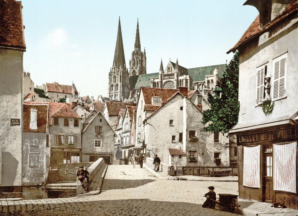 Vista de una calle en Chartres con la catedral al fondo, 1890-1900 de French Photographer