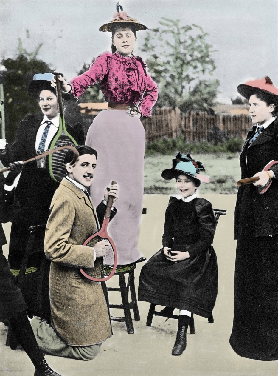 Marcel Proust escritor francés en medio de un grupo de mujeres jóvenes tocando la guitarra con una raqueta de tenis, en el bulevar de tenis Bineau en París, 1892 de French Photographer