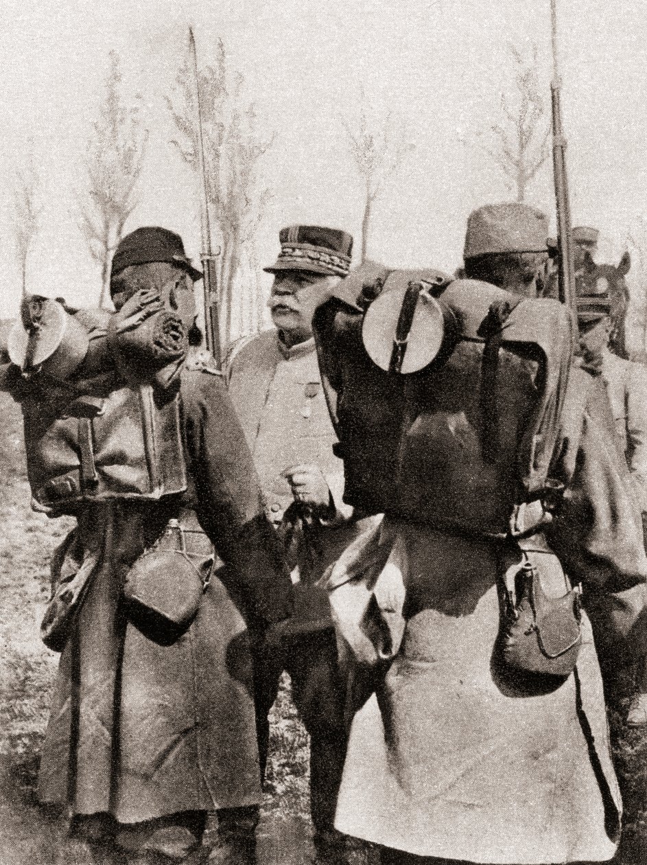 Mariscal Joseph Jacques Césaire Joffre inspeccionando sus tropas, de The Illustrated War News, 1915 de French Photographer