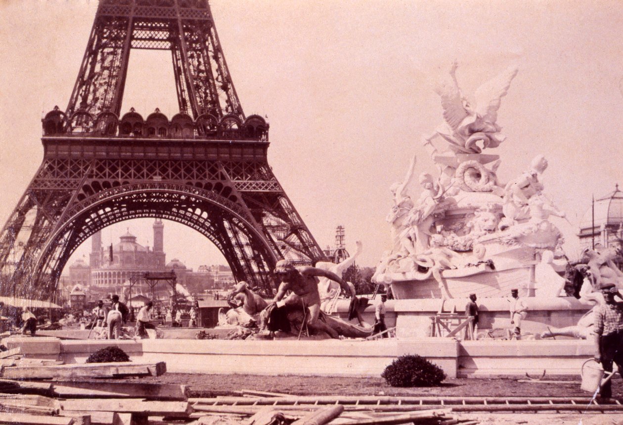 Hombres construyendo la Fuente St. Vidal cerca de la Torre Eiffel, c.1888 de French Photographer