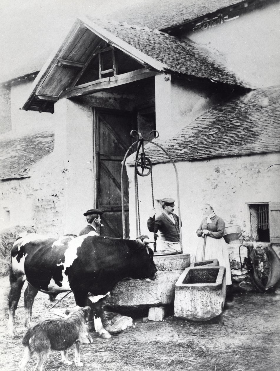 Campesinos alrededor de un pozo, en un patio de granja, c.1860-70 de French Photographer