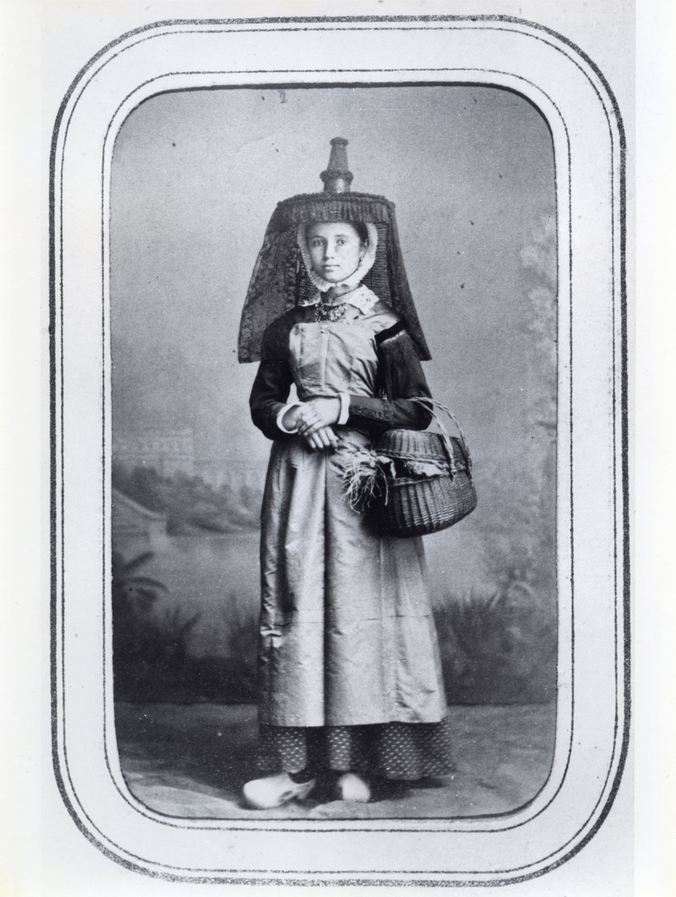 Tarjeta de visita fotográfica mostrando traje regional francés, c.1860-70 de French Photographer