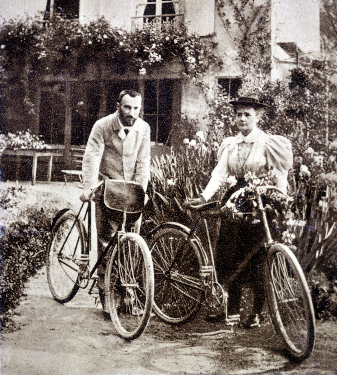 Pierre y Marie Curie en su jardín 1895 de French Photographer