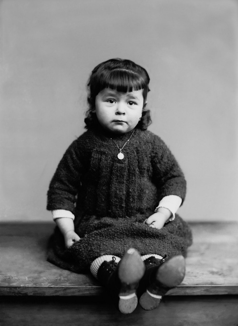 Retrato de una niña de Bourmont en Haute Marne, con su medalla de bautismo. Fotografía finales del siglo XIX. Colección Ducos de French Photographer