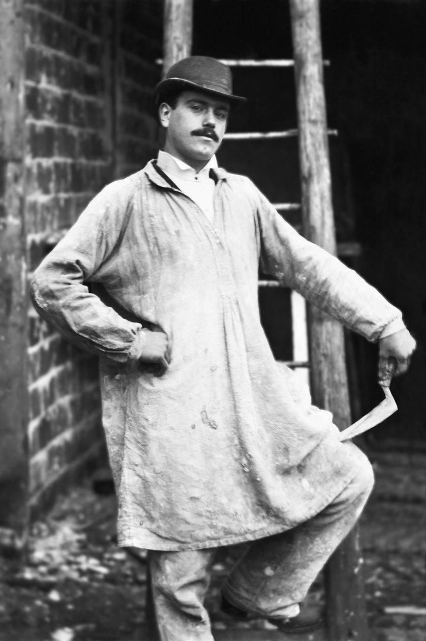Retrato de un albañil, empleado en la restauración (desde 1886) de la Abadía de Septfontaines, cerca de Bourmont en Haute Marne. Fotografía finales del siglo XIX. Colección Ducos de French Photographer