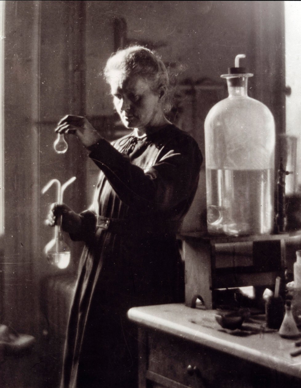 Retrato de la física Marie Curie (1867-1934) en su laboratorio en 1925 (foto) de French Photographer