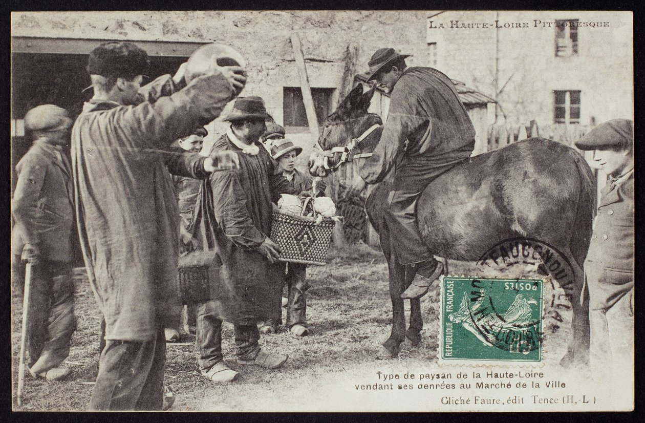 Postal que representa un agricultor en la Haute-Loire vendiendo comida en el mercado, c.1900 de French Photographer