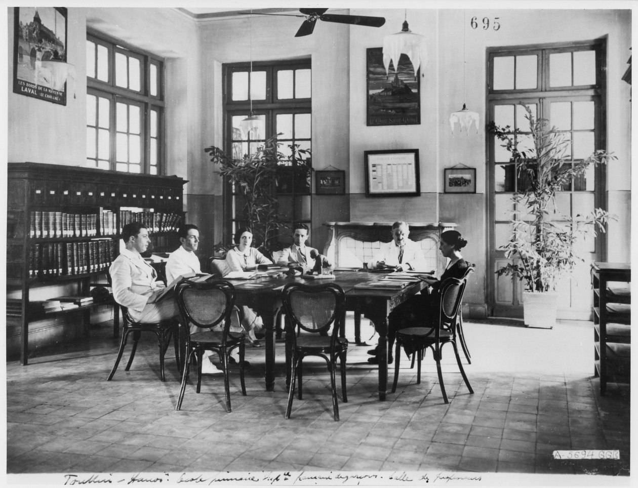 Escuela primaria para niños en Hanoi, c.1920 de French Photographer
