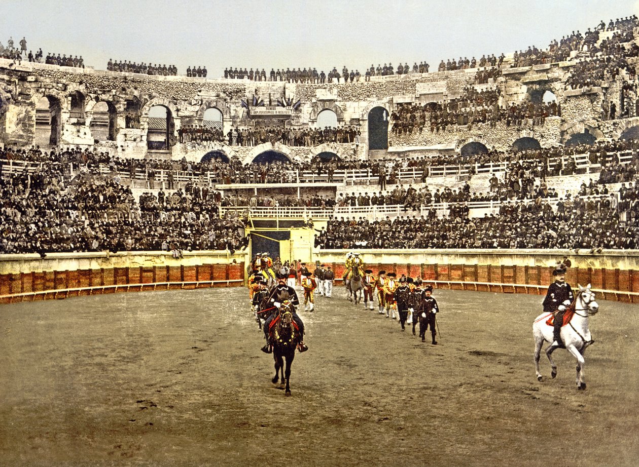 Procesión de matadores en el Anfiteatro en Nîmes, 1890-1900 de French Photographer