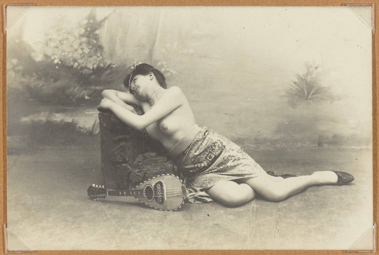 Mujer reclinada con mandolina, c.1895 de French Photographer