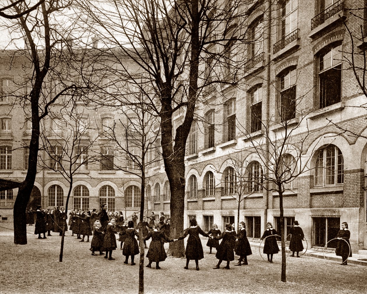 Patio de recreo de la escuela de Madame de Saisseval (Carcado - Saisseval) en París a finales del siglo XIX, antes de 1900 de French Photographer
