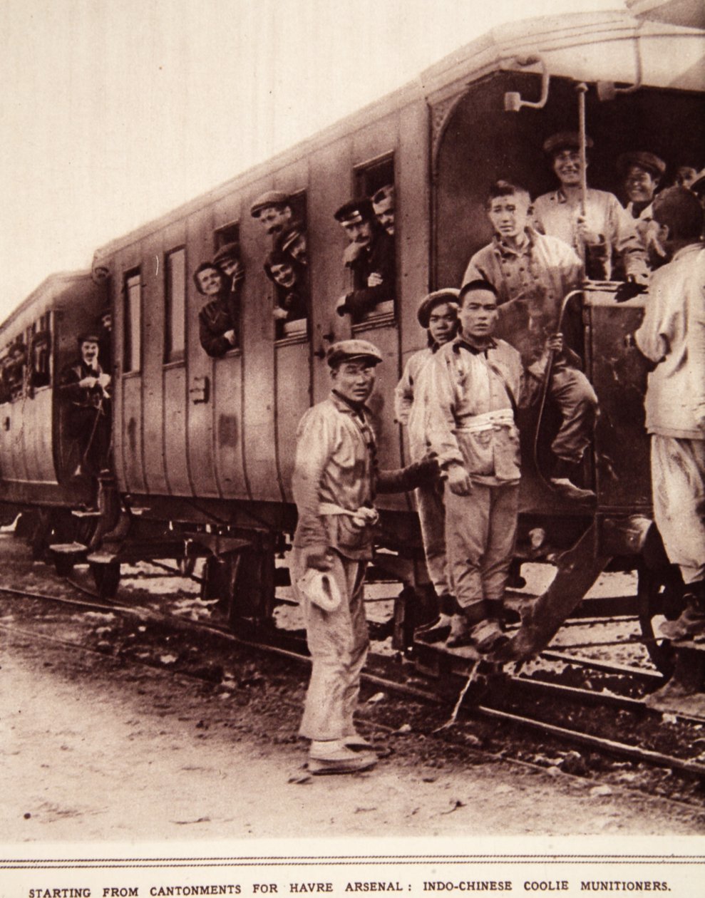 Partiendo de los cuarteles para el Arsenal de Havre: coolies indochinos municioneros, ilustración de The Illustrated War News, septiembre de 1916 de French Photographer
