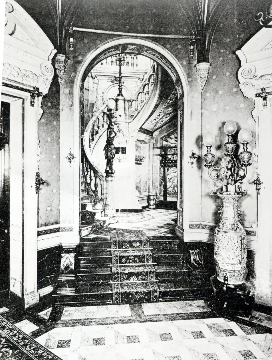 El vestíbulo y la escalera de ónix en el Hotel de Paiva de French Photographer