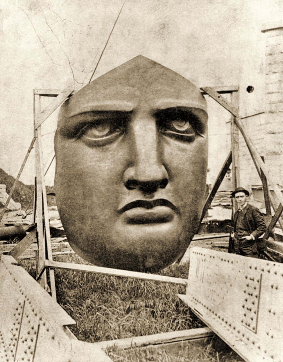 La construcción de la Estatua de la Libertad, (detalle) de la cara, c.1876 de French Photographer
