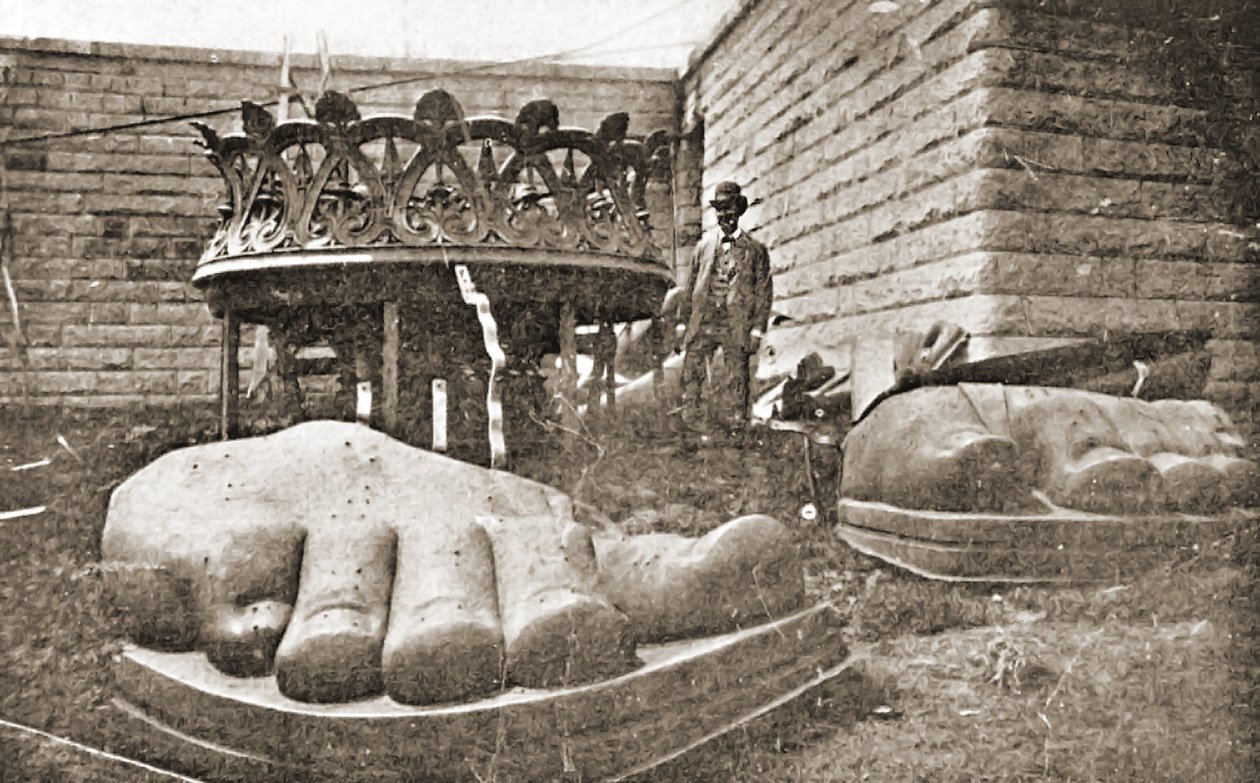 La construcción de la Estatua de la Libertad, (detalle) de los pies, c.1876 de French Photographer
