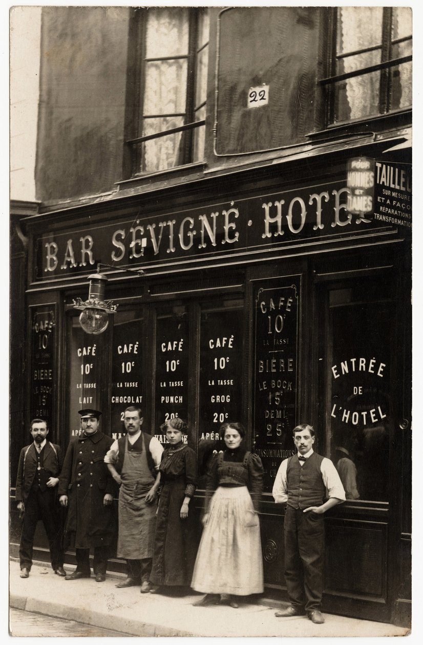 Fachada del débito de vinos y hoteles, regentado por M.Vaissade, en el 22 rue de Sevigne, París. Tarjeta postal de principios del siglo XX. de French Photographer