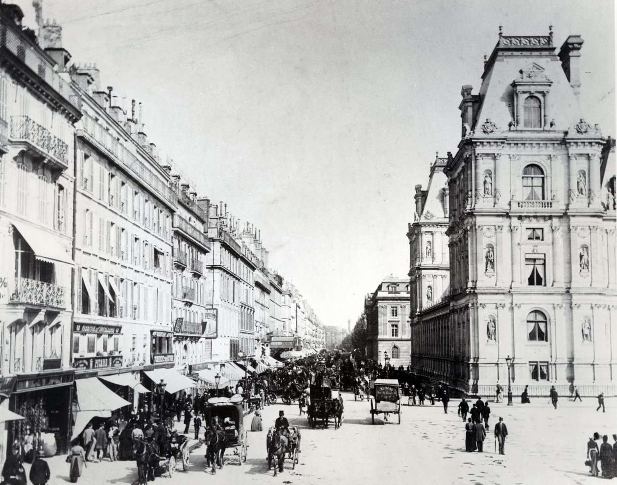 La rue de Rivoli y el nuevo Hotel de Ville, c.1882 de French Photographer