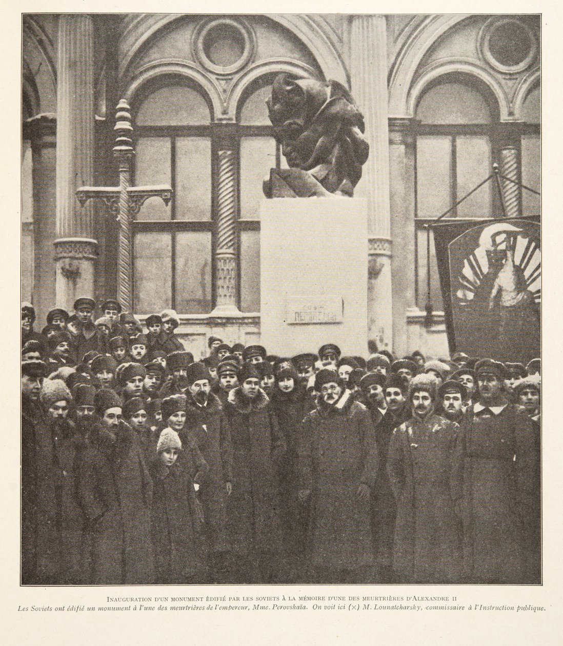 Inauguración de un monumento erigido por los soviéticos en memoria de uno de los asesinos de Alejandro II, de Histoire des Soviets, pub. 1922 (litografía) de French Photographer