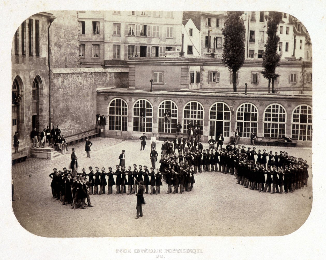 Vista del patio interior de la Escuela Imperial Politécnica de French Photographer