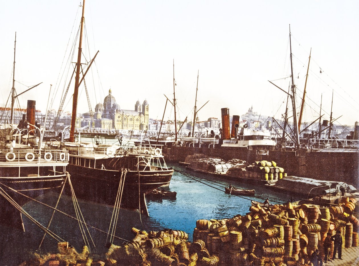 Barriles de vino y barcos en el muelle en Marsella con la Catedral de Marsella al fondo, pub. 1890-1900 de French Photographer