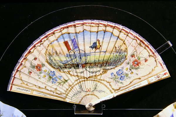Abanico patriótico de la Primera Guerra Mundial del fabricante de abanicos parisino, Maison Kees de French School