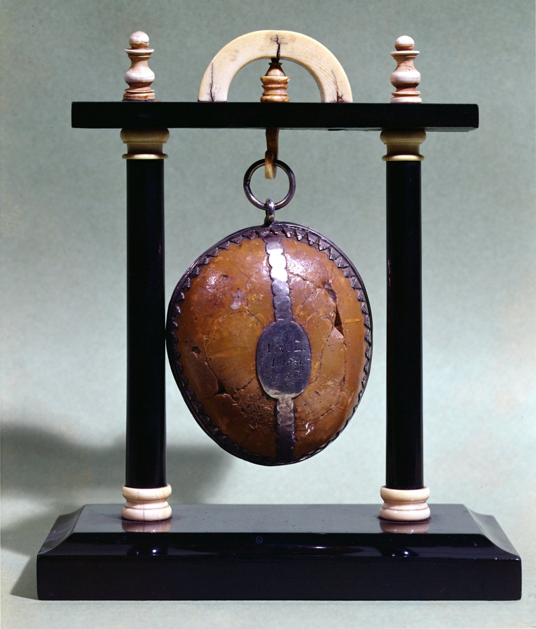 Un bezoar en un soporte, 1651 de French School