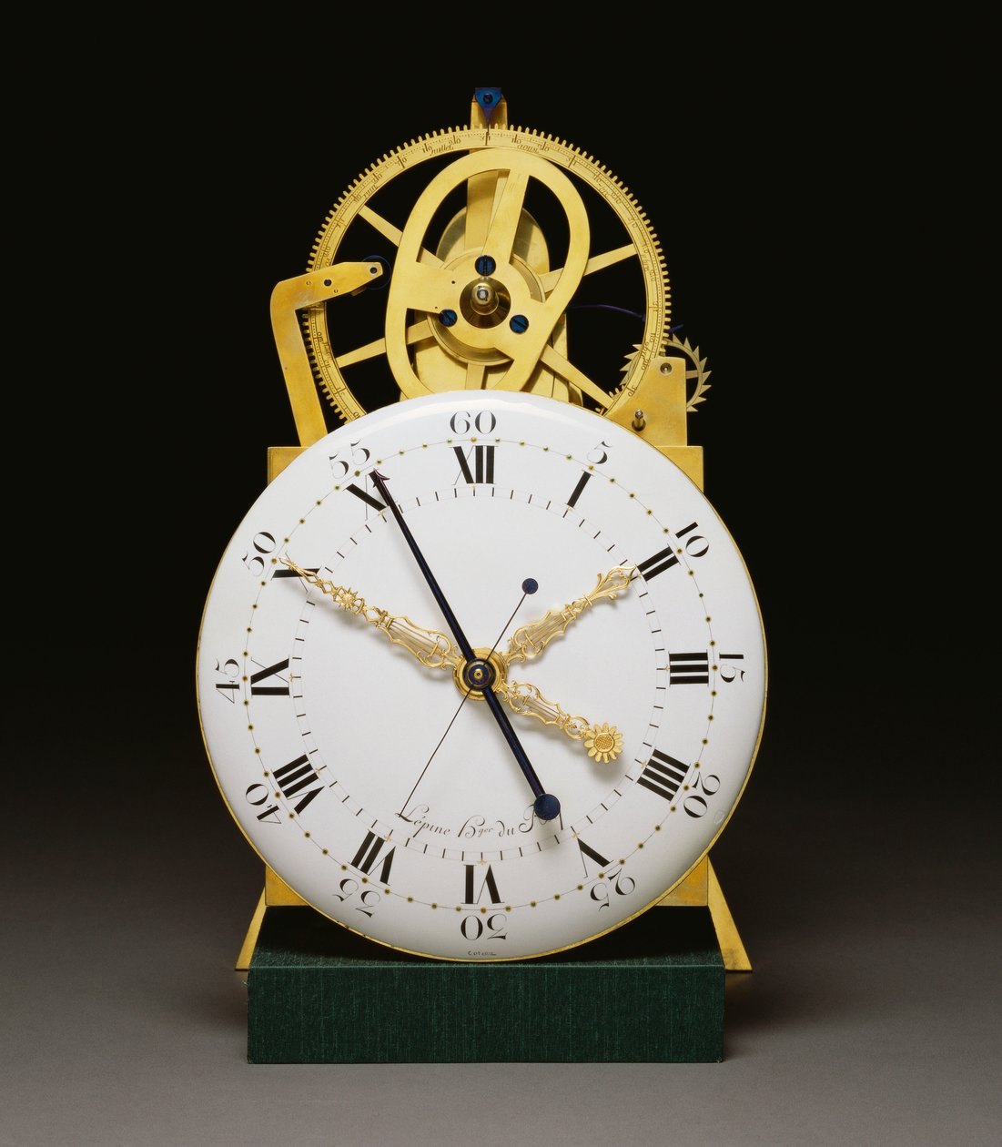 Vista de cerca del dial y el movimiento de un regulador de pie de Luis XVI de caoba con montura de bronce dorado y patinado con calendario anual y ecuación del tiempo, c.1790 de French School