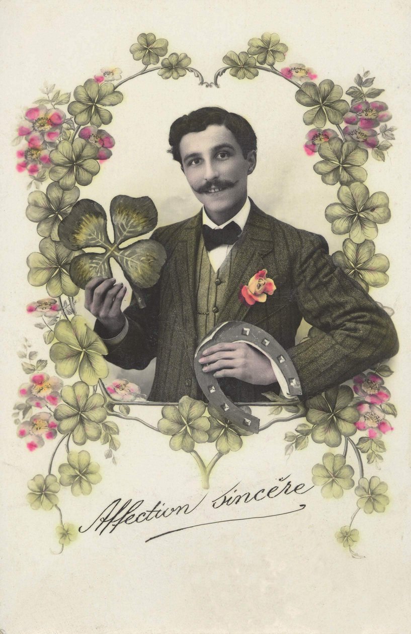 Un hombre con un trébol de cuatro hojas y una herradura. de French School