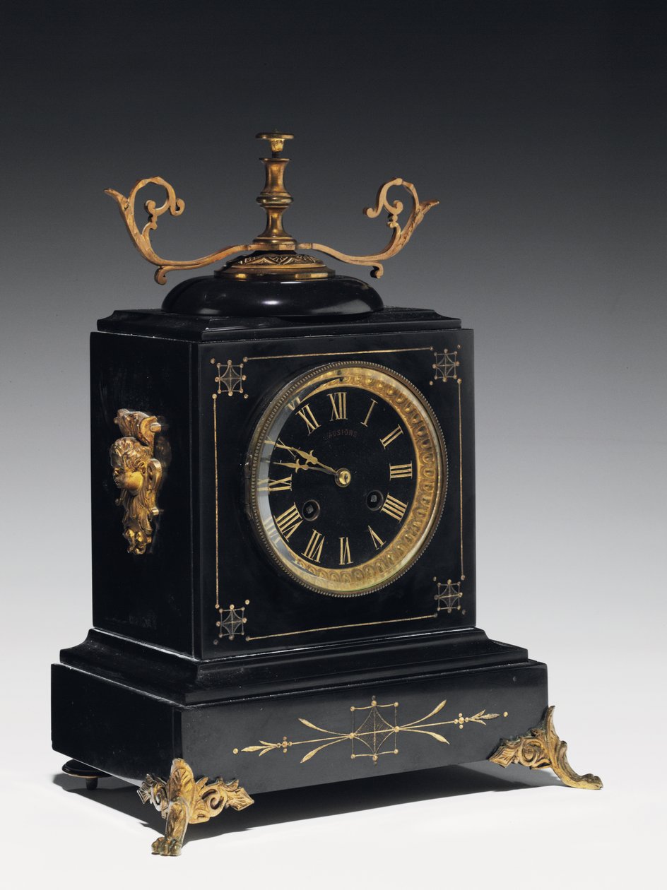 Un reloj de chimenea de piedra negra, con decoración incisa, con patas, remates y accesorios en latón dorado, por Jausions de Pau, Francia, c.1876-78 de French School
