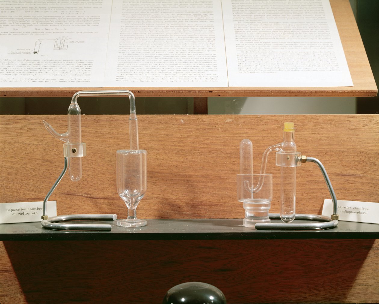 Aparato utilizado por Jean Frederic (1900-58) e Irene Joliot-Curie (1897-1956) para descubrir la radiactividad artificial, c.1934 de French School