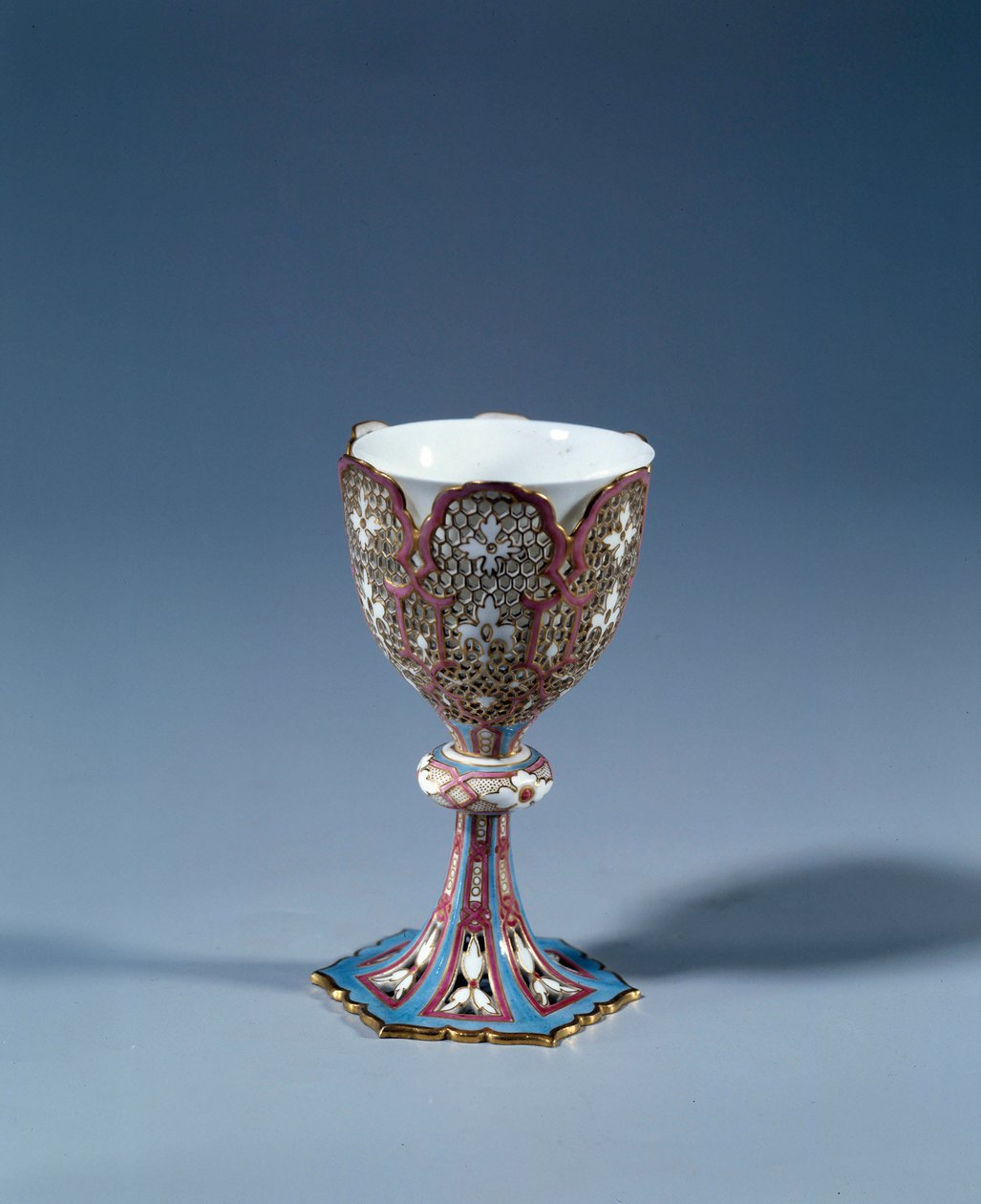 Arte francés: jarra sobre soporte móvil formando un soporte de exhibición. Porcelana dura de French School