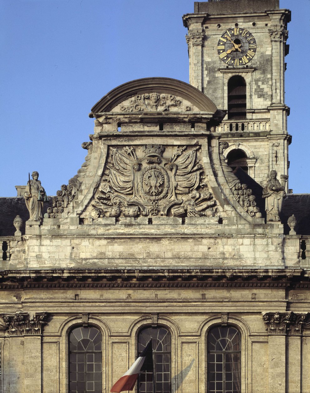 Arquitectura barroca: fachada del Hotel de Ville (1717 - 1721) por Heroguelle. Frontón que representa las armas de la ciudad "Pico y garra de águila" rodeado de dos estatuas que simbolizan la Justicia y la Fuerza. Aire-sur-la-Lys, Pas de Calais de French School