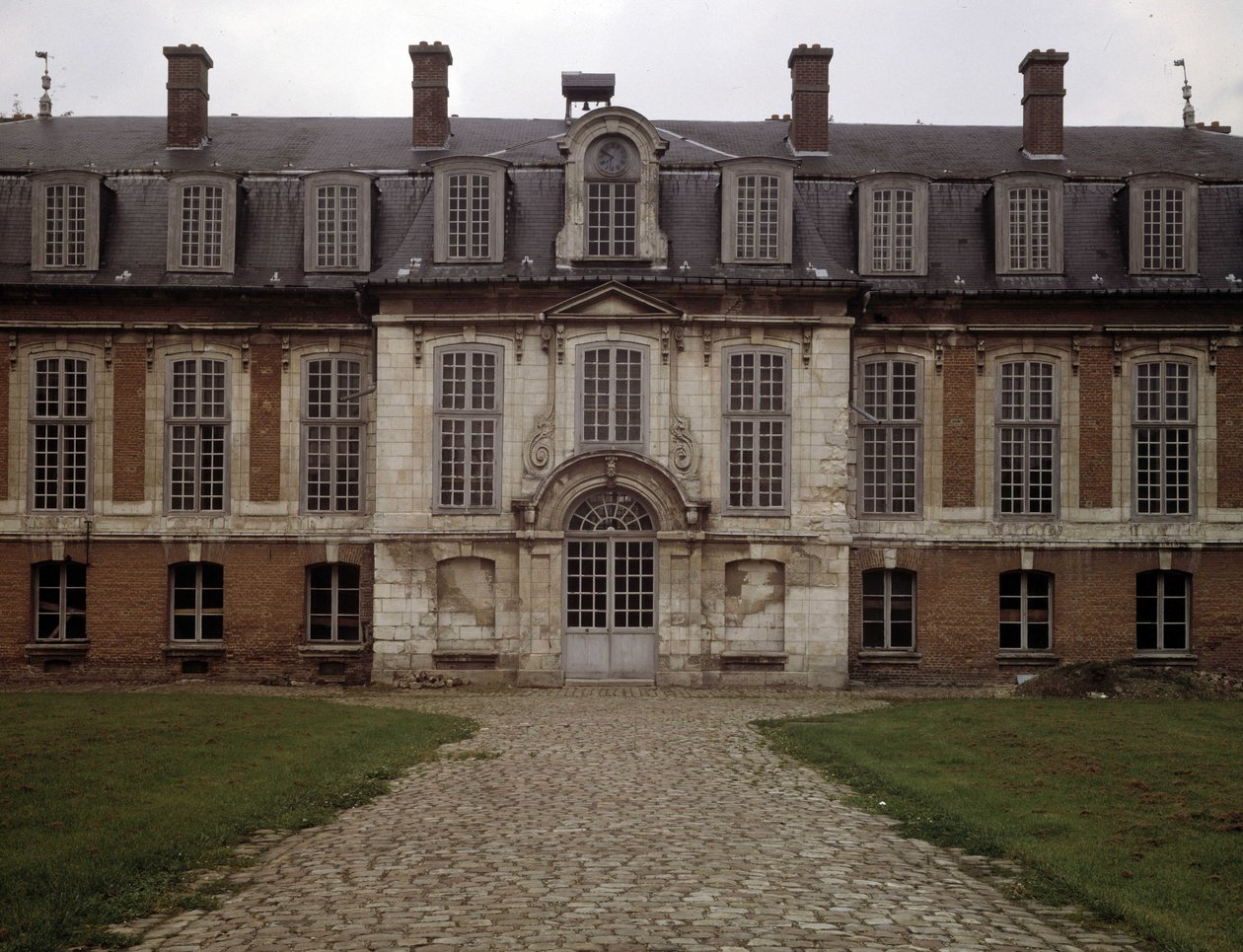 Arquitectura barroca: fachada del Hotel des Rams (siglo XVII), Abbeville, Somme (80) de French School