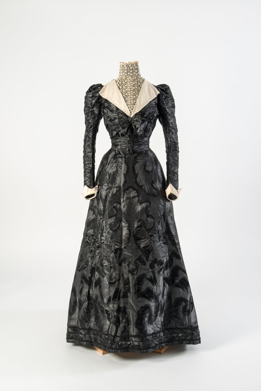 Vestido de seda negra con cuello alto de encaje crema, principios de la década de 1890 de French School