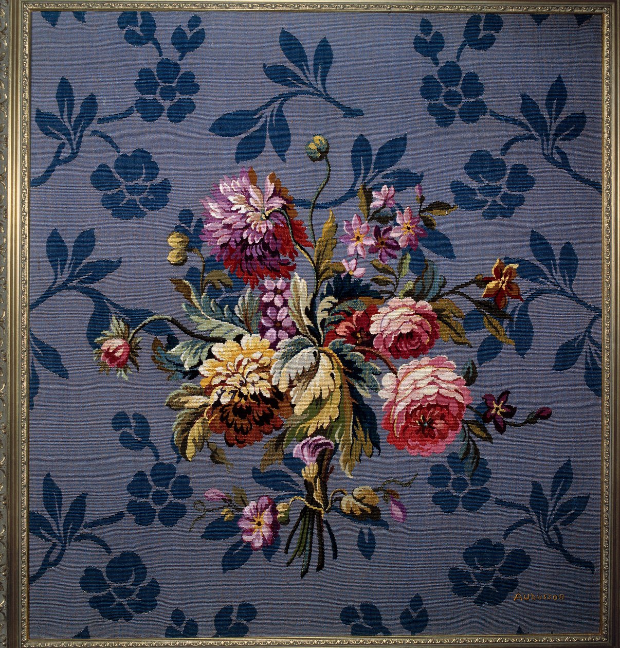 Ramo de flores sobre fondo azul. Tapiz de las manufacturas de Aubusson. Siglo XVIII. Aubusson, Museo del Tapiz de French School